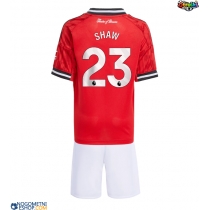 Otroški Nogometni dresi Manchester United Luke Shaw #23 Domači 2025-26 Kratek Rokav (+ Kratke hlače)